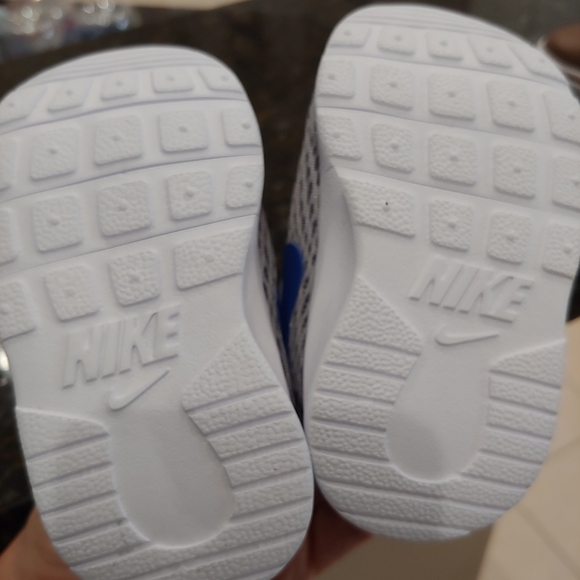 NEW NIKE baby boys shoes size 4 - Picture 2 of 2